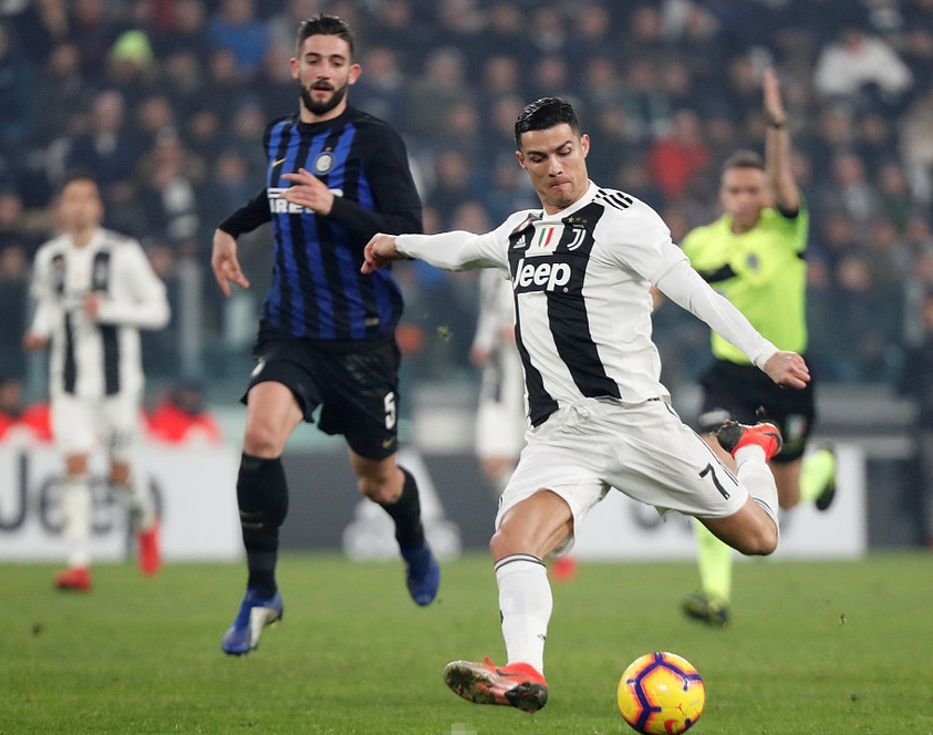  巴黎圣日耳曼主场大胜领跑积分榜  