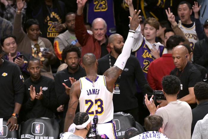  詹姆斯生涯总分突破四万大关  